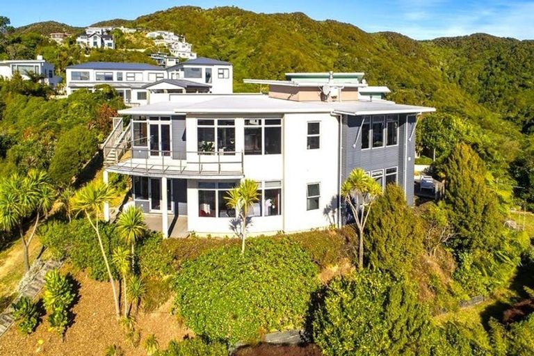 Photo of property in 9 Caughley Grove, Karori, Wellington, 6012