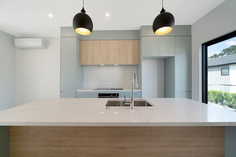 Photo of property in 4/107 Hobsonville Road, West Harbour, Auckland, 0618