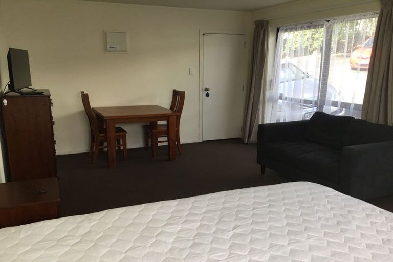 Photo of property in 8d Schnapper Rock Road, Schnapper Rock, Auckland, 0632