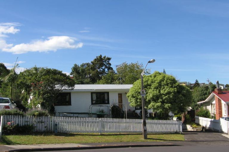 Photo of property in 22 Cypress Place, Sunnynook, Auckland, 0620