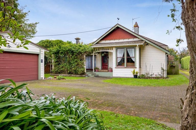 Photo of property in 237 South Road, Hawera, 4610