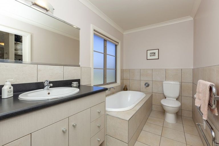 Photo of property in 136 Renown Road, Raumati South, Paraparaumu, 5032