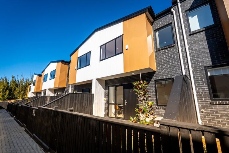 Photo of property in 9/20 Seabrook Avenue, New Lynn, Auckland, 0600