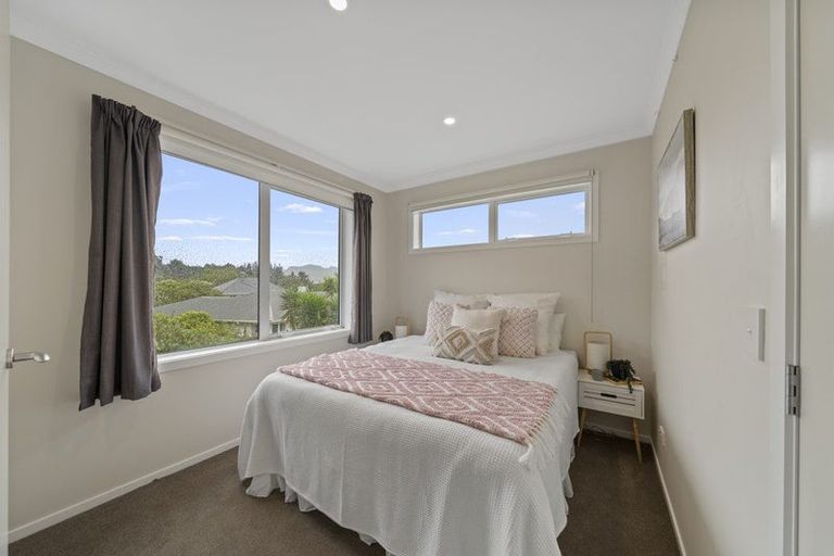 Photo of property in 49a Raroa Terrace, Tawa, Wellington, 5028
