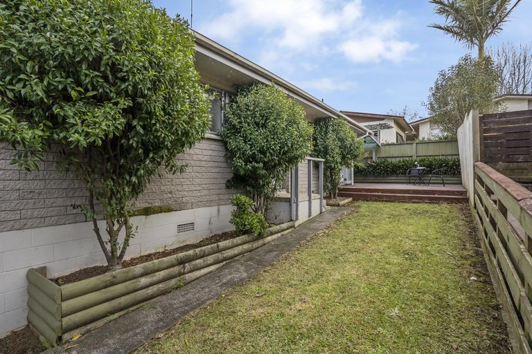 Photo of property in 2/12 Park Estate Road, Rosehill, Papakura, 2113
