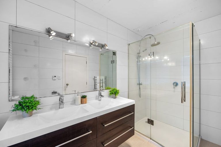 Photo of property in 2 Bintulu Place, Fairview Heights, Auckland, 0632