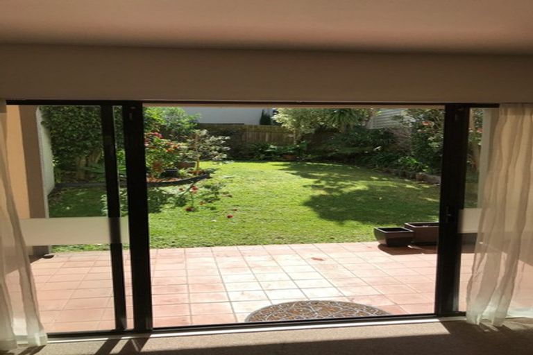 Photo of property in 8e Arotau Place, Grafton, Auckland, 1023