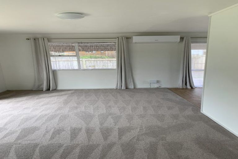 Photo of property in 31 Fitzherbert Avenue, West Harbour, Auckland, 0618