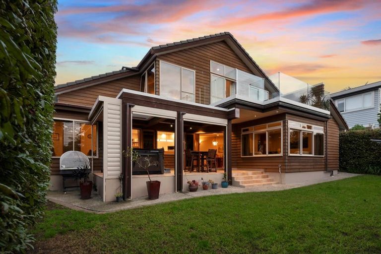 Photo of property in 2/114 Aberdeen Road, Campbells Bay, Auckland, 0620