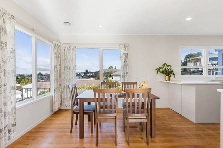 Photo of property in 33 Chatsworth Crescent, Pakuranga Heights, Auckland, 2010