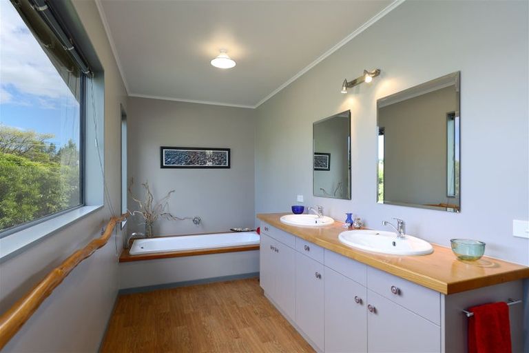 Photo of property in 335 Old Coach Road, Upper Moutere, 7173