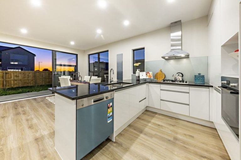 Photo of property in 8 Hollowout Street, Takanini, 2112