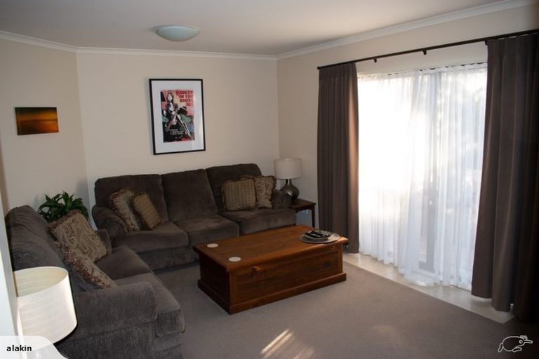 Photo of property in 18 Seamount Drive, Red Beach, 0932