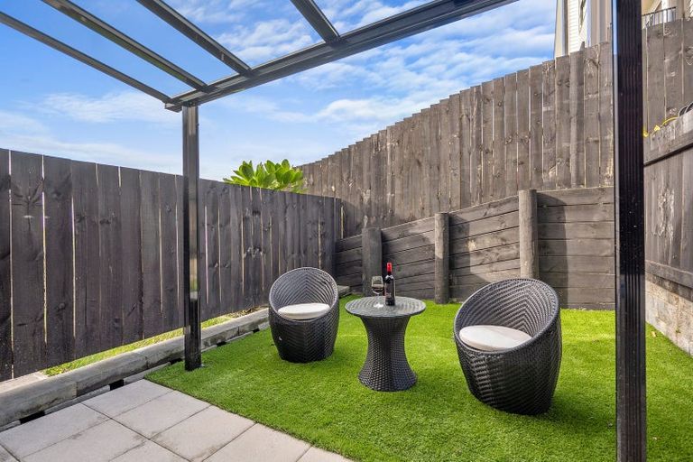 Photo of property in 7/8 Chivalry Road, Glenfield, Auckland, 0629