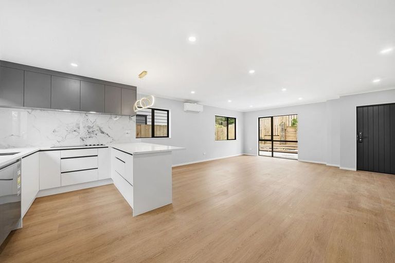 Photo of property in 9 Eastglen Road, Glen Eden, Auckland, 0602