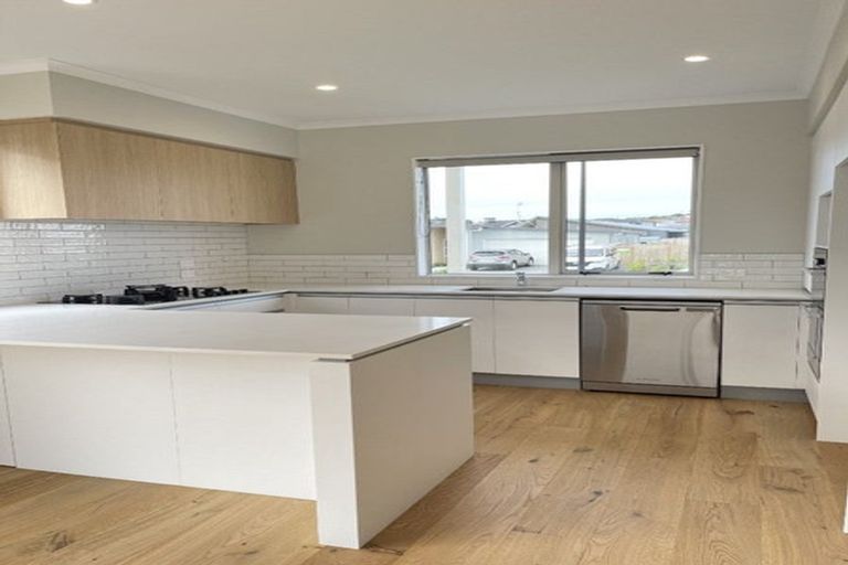 Photo of property in 20 Onekura Street, Red Beach, 0932