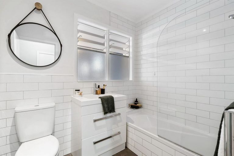 Photo of property in 2/177 Mokoia Road, Birkenhead, Auckland, 0626