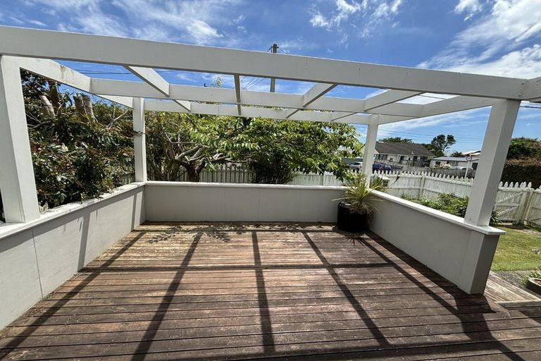 Photo of property in 20 Karaka Street, Merrilands, New Plymouth, 4312