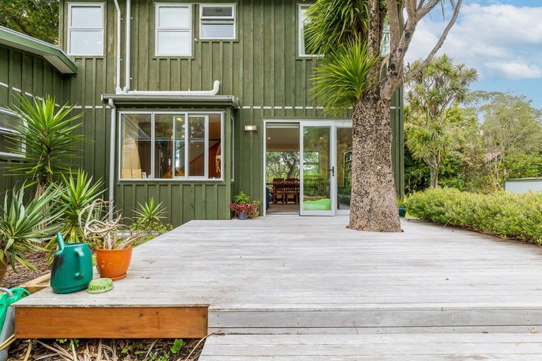 Photo of property in 8 Rimu Road, Oratia, Auckland, 0604