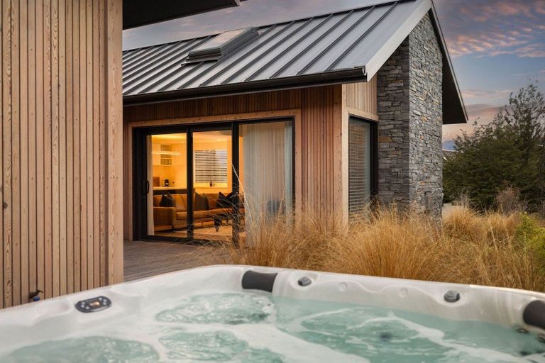 Photo of property in 2 Appin Court, Jacks Point, Queenstown, 9371