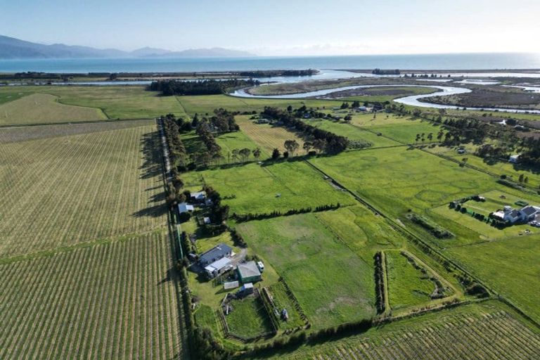 Photo of property in 92 Beacon Road, Dillons Point, Blenheim, 7273