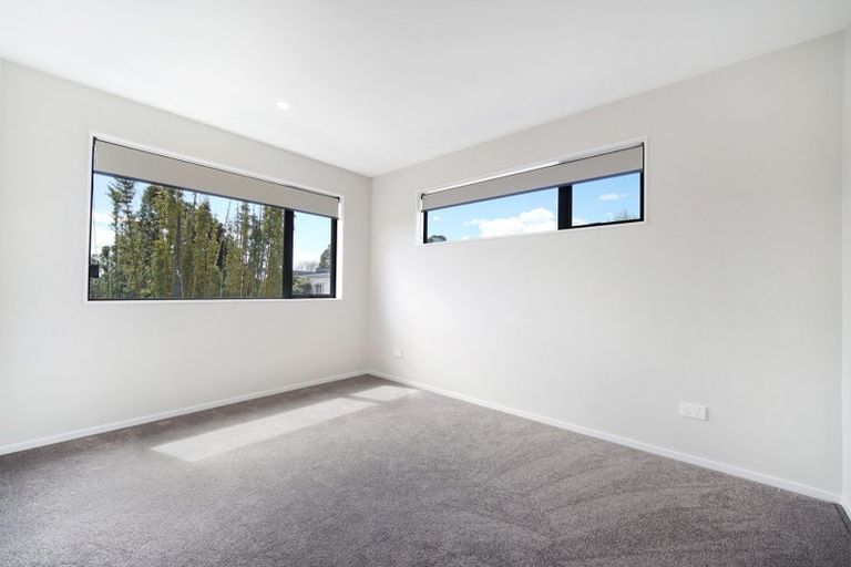 Photo of property in 2 Don Oliver Lane, Glen Eden, 0602