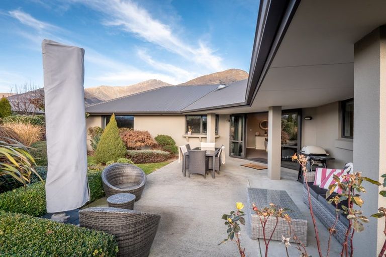 Photo of property in 1 Manorburn Place, Lake Hayes, Queenstown, 9304