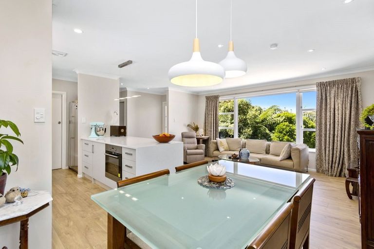 Photo of property in 28 Alwyn Place, Newlands, Wellington, 6037