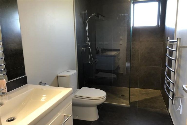 Photo of property in 1 Valley Crescent, Wanaka, 9305