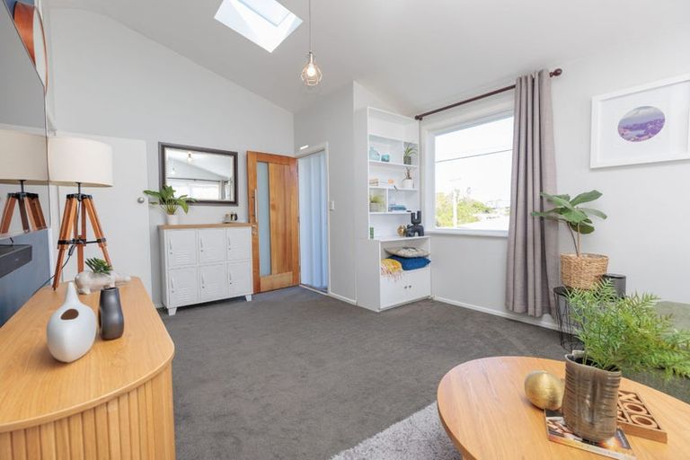 Photo of property in 10 Cotswold Crescent, Newlands, Wellington, 6037