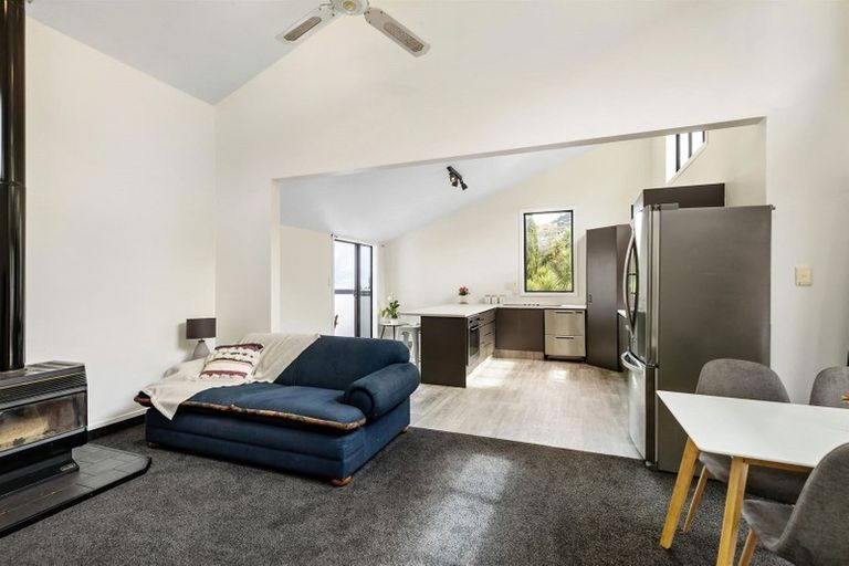 Photo of property in 17 Thorn Crescent, Fernhill, Queenstown, 9300