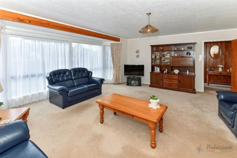 Photo of property in 2 Evanda Crescent, Conifer Grove, Takanini, 2112