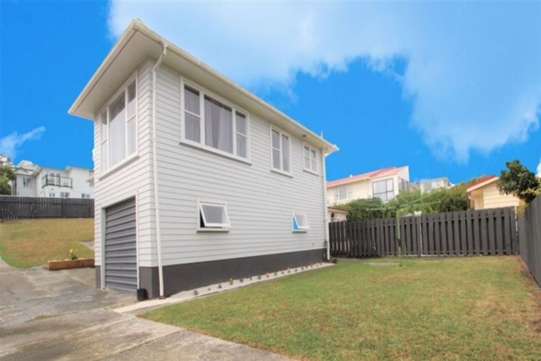Photo of property in 31 Turville Crescent, Newlands, Wellington, 6037