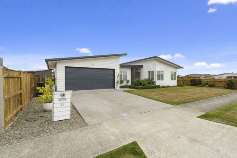Photo of property in 37 Rodeo Drive, Kelvin Grove, Palmerston North, 4414