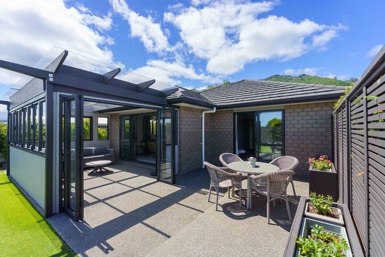 Photo of property in 7 Mahia Lane, Waikanae, 5036