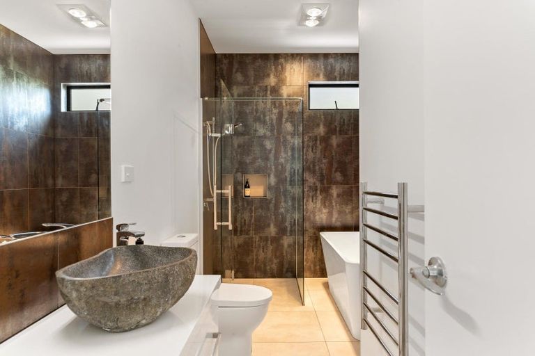 Photo of property in 13 Hackett Road, Jacks Point, Queenstown, 9371