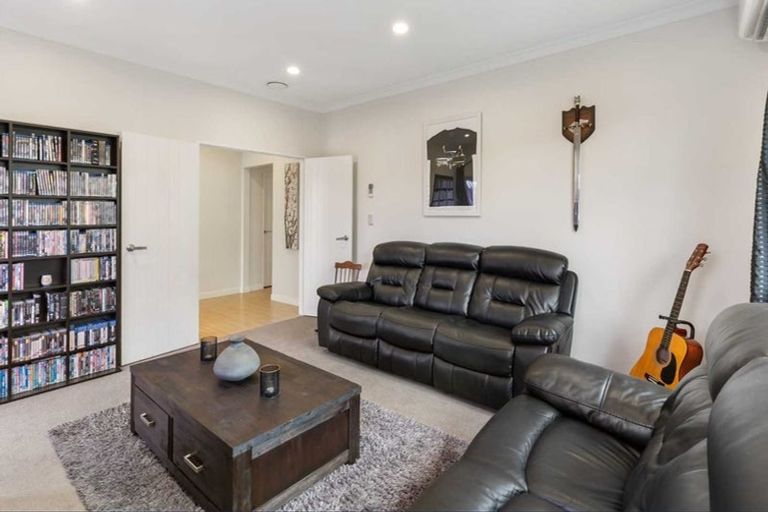 Photo of property in 11 Kilmacrennan Drive, Rosehill, Papakura, 2113