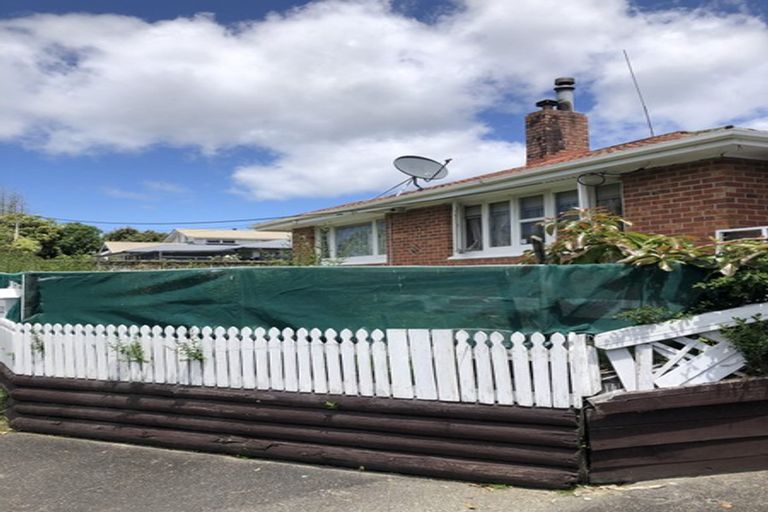 Photo of property in 125 Millbrook Road, Sunnyvale, Auckland, 0612