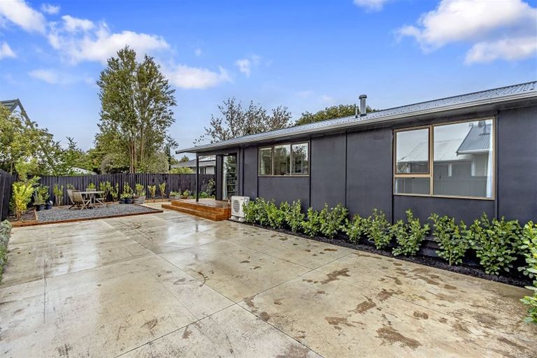 Photo of property in 8b Queenspark Drive, Parklands, Christchurch, 8083