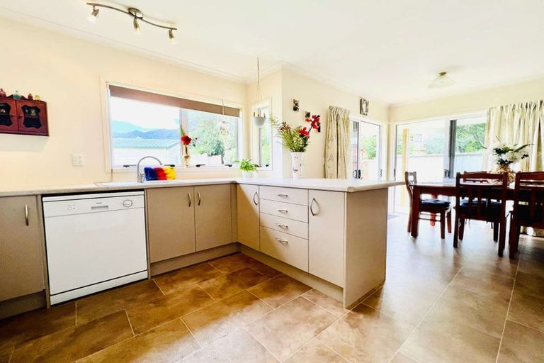 Photo of property in 90 Victoria Street, Coromandel, 3506