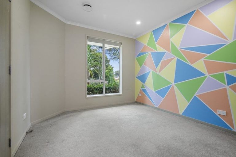 Photo of property in 10 Ernest Shackleton Place, Waiuku, 2123