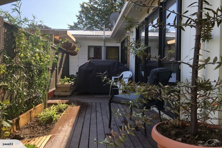 Photo of property in 29 Deverell Place, Northcross, Auckland, 0632