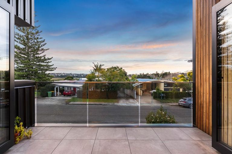 Photo of property in 33 Renata Crescent, Te Atatu Peninsula, Auckland, 0610