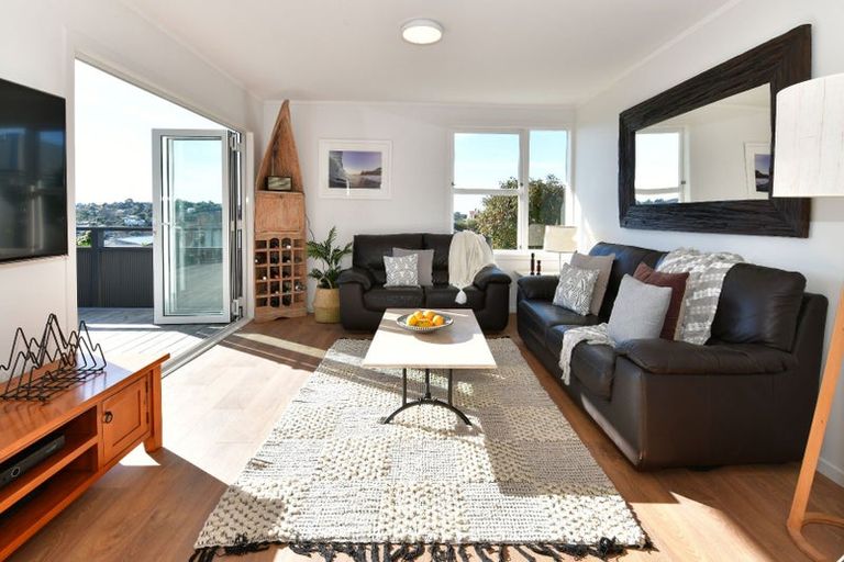 Photo of property in 2/8 Folkestone Street, Murrays Bay, Auckland, 0630