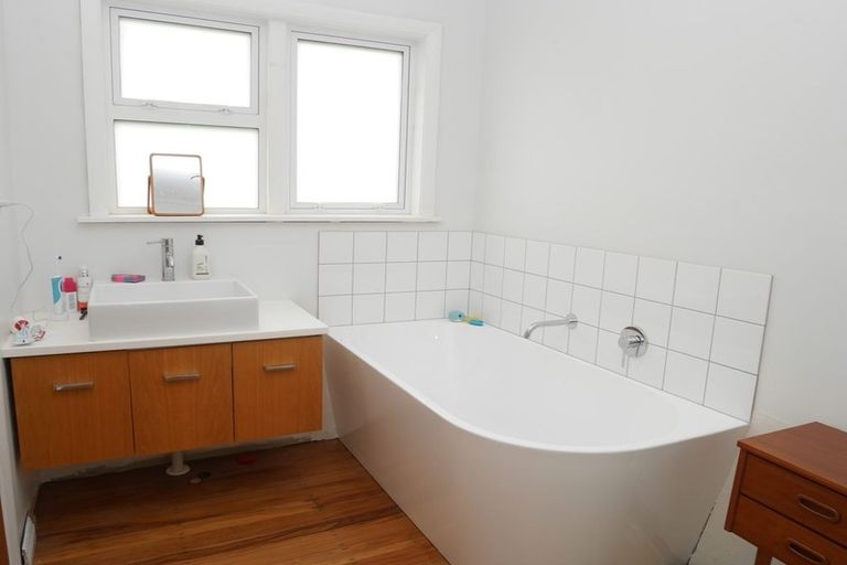 Photo of property in 19 Gavin Road, Raumati Beach, Paraparaumu, 5032