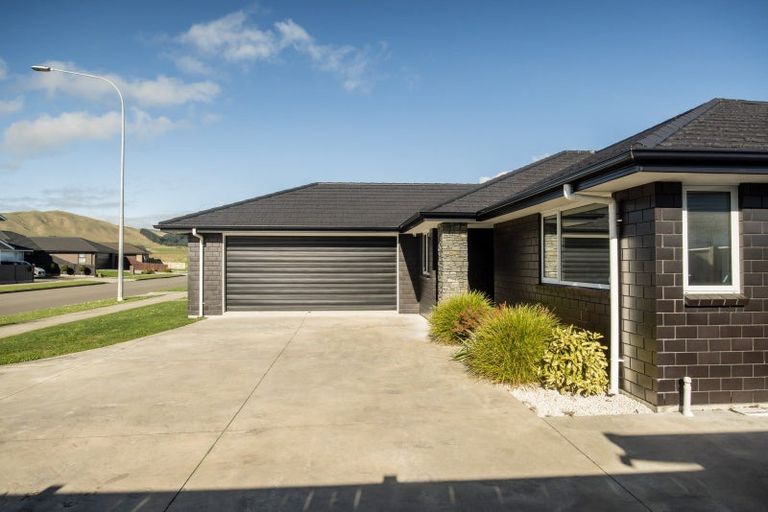 Photo of property in 47 Atlantic Drive, Fitzherbert, Palmerston North, 4410