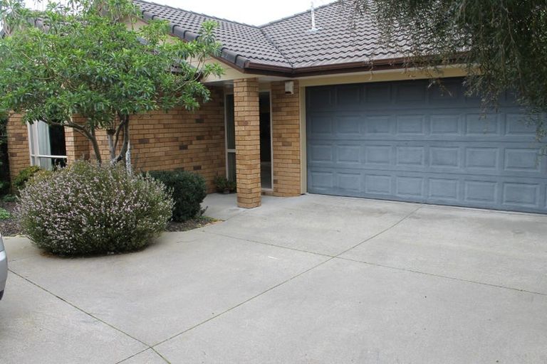 Photo of property in 14 Fitchburg Place, Mangere, Auckland, 2022