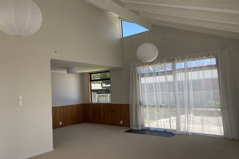 Photo of property in 5/25a Beach Road, Te Atatu Peninsula, Auckland, 0610