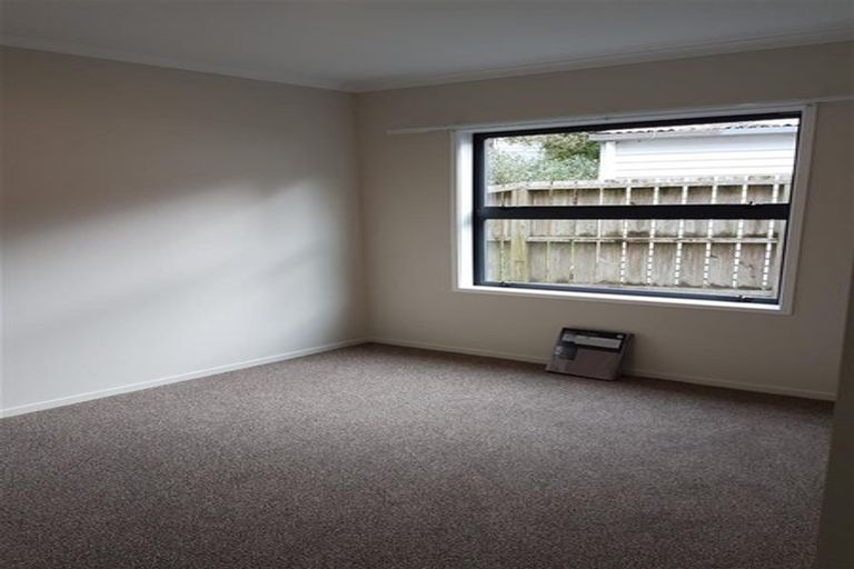 Photo of property in 16 Jenanne Place, Totara Vale, Auckland, 0629