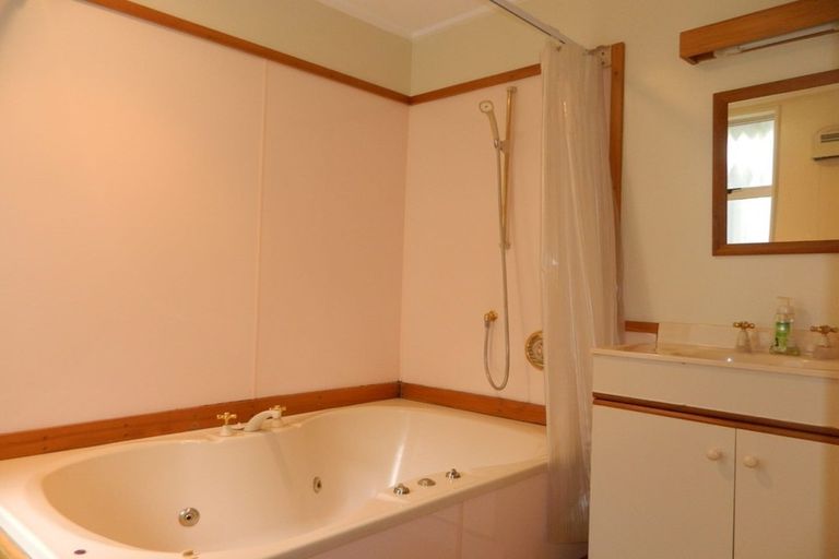 Photo of property in 33 Sunset Parade, Plimmerton, Porirua, 5026